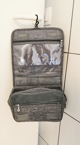 trousse-de-toilette-minimaliste-bio-accrochee