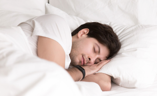 homme-endormi-avantages-du-teletravail