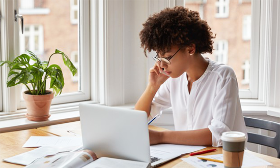 travailler-pendant-le-confinement-dans-un-bureau