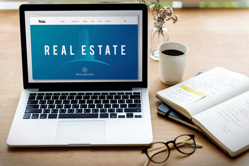 Ordinateur d'une rédactrice web immobilier face à l'IA