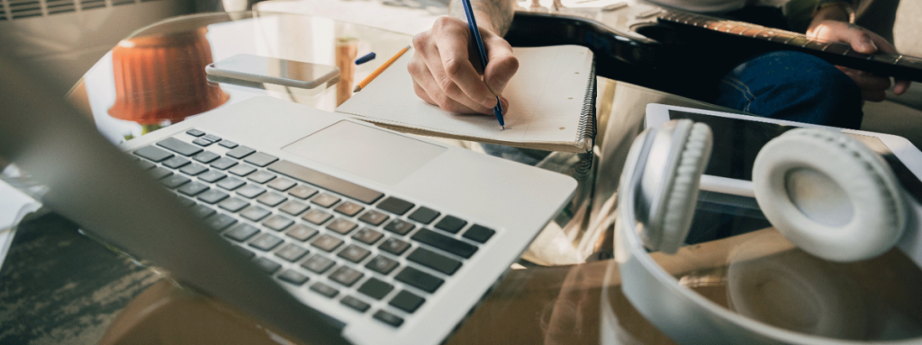 Homme qui définit ses services en Freelance.