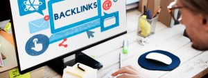 Homme qui construit une stratégie de backlinks pour le seo