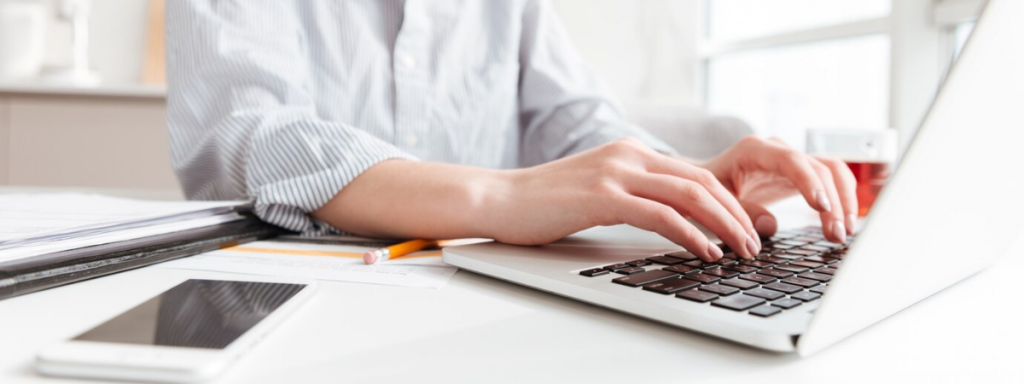 Illustration d'une femme qui travaille pour se lancer en tant que freelance